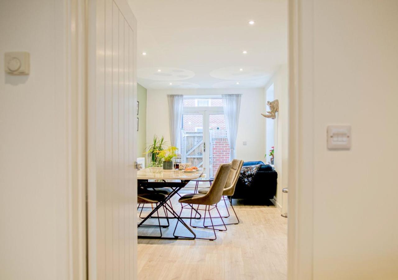 チェルトナム Stunning 2 Bed With Private Patio And Free Parkingヴィラ エクステリア 写真